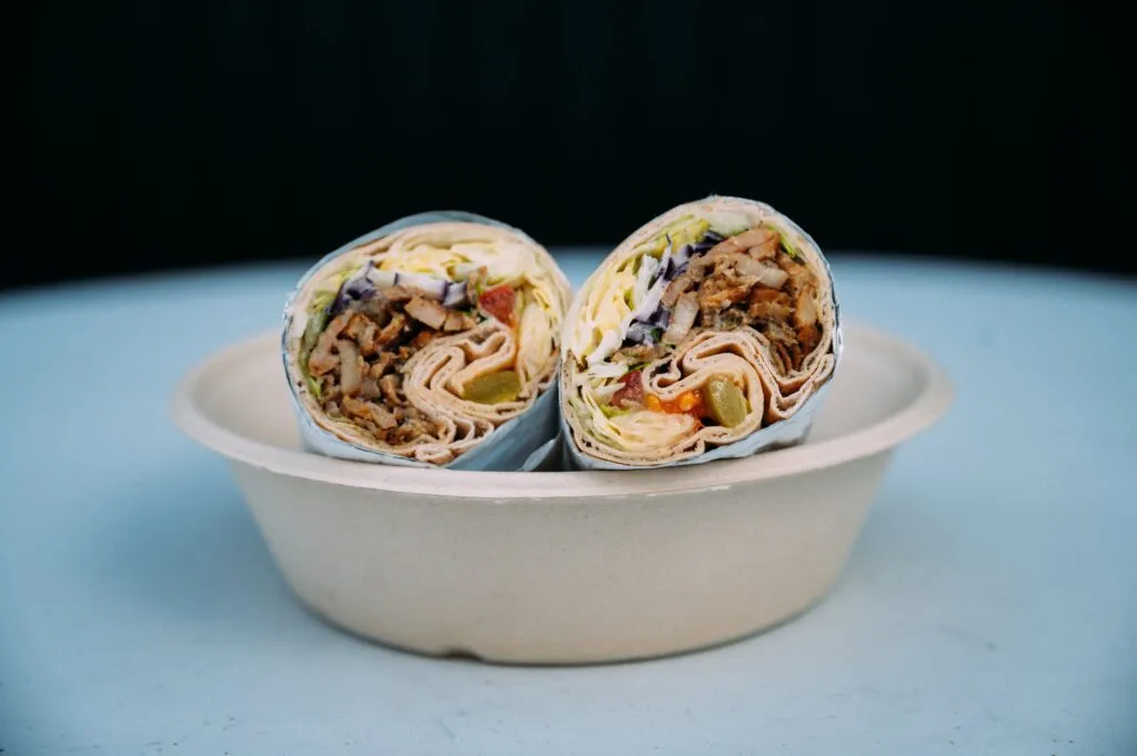 Gäster hämtar mat från Indus Food Truck