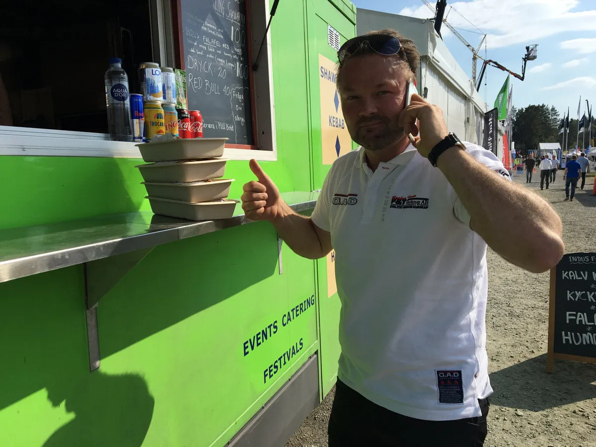 Indus Food Truck serverar mat